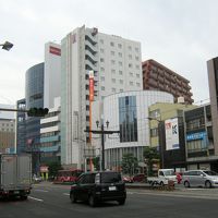 ﾎﾃﾙは手前側の白く高い建物です