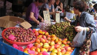 庶民の市場と言う感じです。果物など新鮮なものが安く買えますので、ぶらぶらと探索してください。