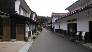 通り沿いには昔の建物が立ち並びますが…