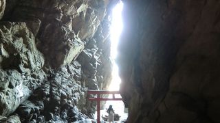 洞窟の奥の神社。振り返るとそこには・・・
