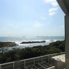 温泉施設から沖の岩礁の灯台を見たところ