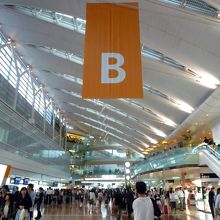 チェックインカウンターはＡ・Ｂ・Ｃ・Ｄのコーナーに分かれてい