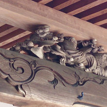 本成寺静明院の向拝の雲蝶の彫刻