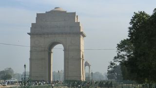 凱旋門のように大きな門です