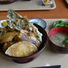 園内のレストラン「とちの実」で昼食をいただきました