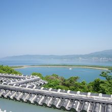 城壁から見下ろした天草灘の様子。