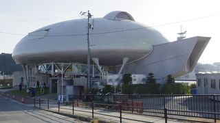 宇宙船のような不思議な建物に石ノ森キャラクターが大集合