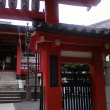 朱色があざやかです。