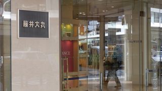 コンバクトにまとまった百貨店