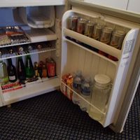 冷蔵庫がありますが、水だけは無料です　ミニキッチンもあります