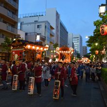 色とりどりの山車が旧甲州街道を巡行します