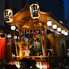 色とりどりの山車が旧甲州街道を巡行します 