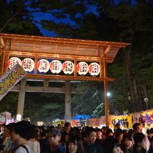 大國魂神社の参道には屋台が並びます