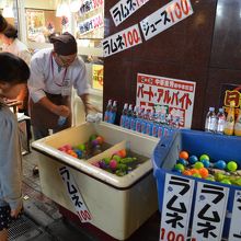 近くのコンビニや飲食店もお店の外に売り場を設けます