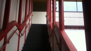 空中庭園から4階に通じる朱色の階段