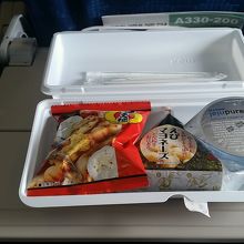 行きの機内食。おにぎりが固い。。