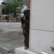 前側から覗き見た姿