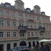 最上階の右から3つ目の部屋に泊まりました。川沿いです。