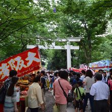 参道に屋台がたくさん並び、多くの人でにぎわいます