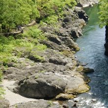 はねたき橋から見る高津戸峡と遊歩道