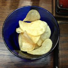 突き出しのポテトチップス