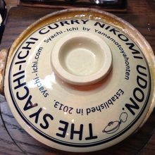 土鍋に入って運ばれてきます。熱いので注意！