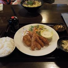エビフライのはいった定食