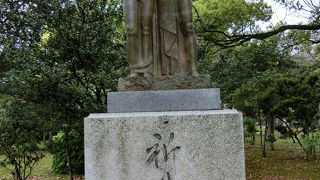 木々に囲まれひっそりと