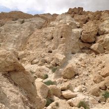 沢山の洞窟の穴が空いています。