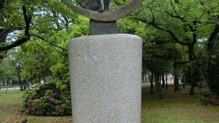 三日月が特徴的