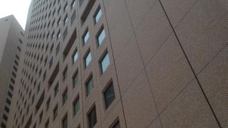 ツインの意匠の妙を楽しめるビル。