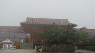 朱色の建物が印象的です