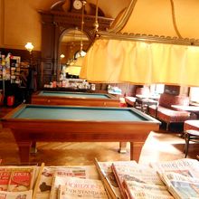 雑誌やビリヤード台もあります。