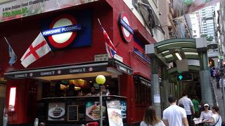 西洋風のバー、レストランが集まっています。