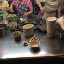 ひっきりなしにお客さんが来ています