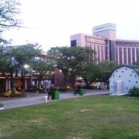 広々としたホテル前の公園とエントランス