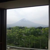 窓を開けると目の前に富士山が広がります