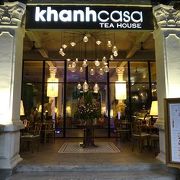 ドンコイ通りの巨大カフェ、Khanh Casa Tea House