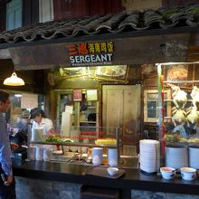 たくさんお店が並ぶ中、ここで注文