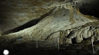 長い年月をかけて築かれた洞窟の中の富士山