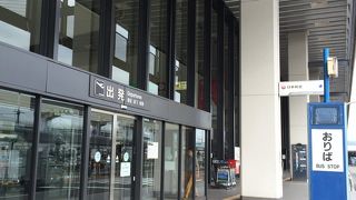 典型的な都市型空港です。