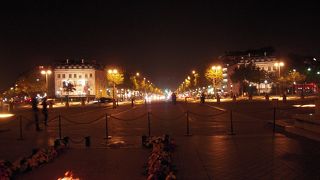 両側の歩道がとても広いシャンゼリゼ通りです