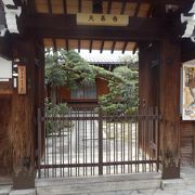 京都の裏寺町通の落ち着いた寺街