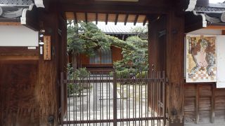 京都の裏寺町通の落ち着いた寺街
