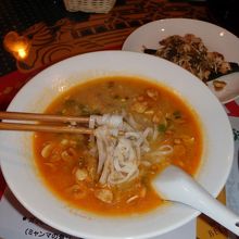 米の麺＋なまずで出汁のモヒンガー。後ろは茶葉サラダ