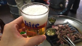 豪快に肉を喰らう