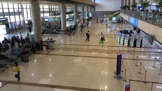 こじんまりとした空港　入出国審査は早い