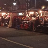 ホテル近くの屋台。お手頃な飲食店もたくさんあり賑やかです。