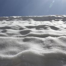 雪壁と青空