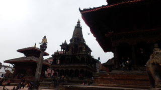 クリシュナ寺院の隣